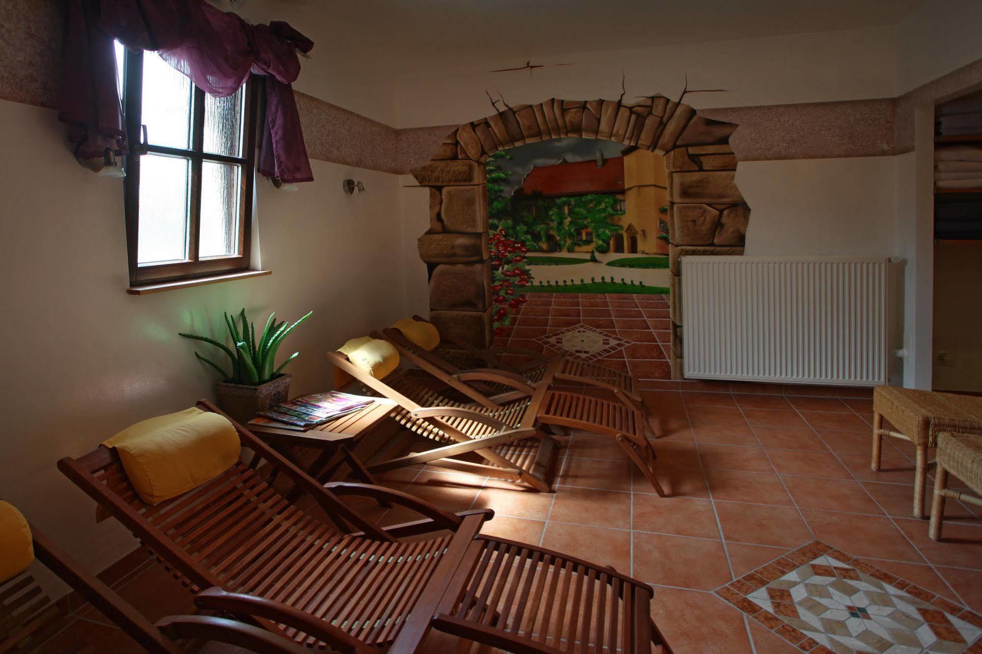 Worners Schloss Weingut & Wellness-Hotel พริคเซนชตัดท์ ภายนอก รูปภาพ